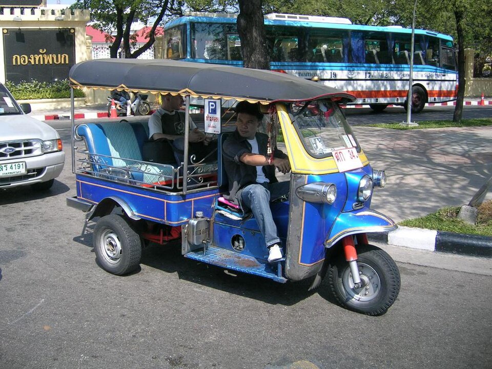 Tuk Tuk w ruchu na ulicach Tajlandii