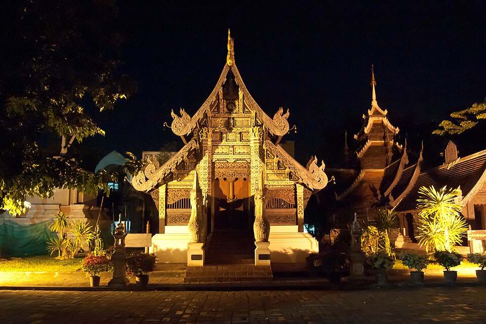 Tajlandia 10 dni góry i plaże. Wat Chedi Luang w nocy, Chiang Mai, Tajlandia