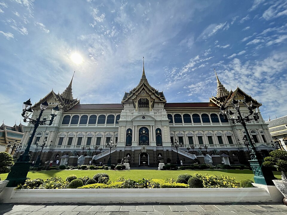 Panorama Bangkoku ukazuje nowoczesne drapacze chmur i tradycyjne świątynie, podkreślając wyjątkowe znaczenie tej stolicy Tajlandii jako centrum kultury, gospodarki i turystyki kraju.