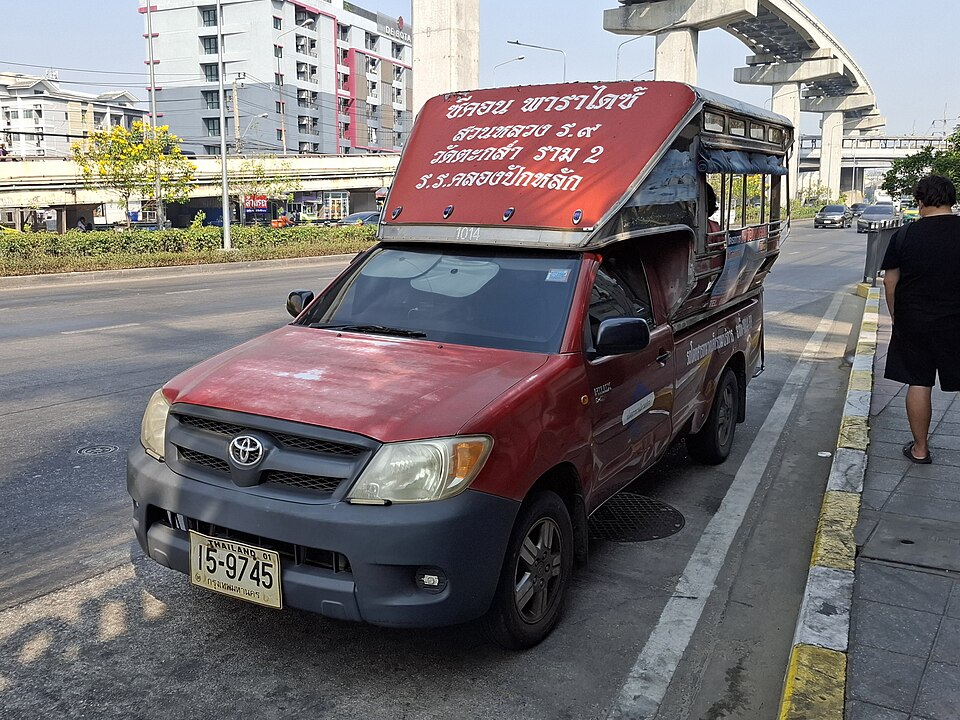 Kolorowe tuk-tuki na ruchliwej ulicy w Tajlandii to jeden z najpopularniejszych sposobów transportu w tym kraju.