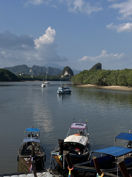 Lodki w Krabi - malowniczy widok na wodzie
